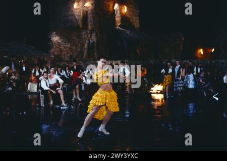 Carmen on Ice, deutscher Tanzfilm von 1990, Orchesterfassung nach der Oper Carmen von George Bizet, gedreht wurde der Eiskunstlauf-Film in der Altststadt von Sevilla, Spanien, Regie: Horant H Hohlfeld, Szene mit: KATARINA WITT (Mitte) als Carmen Stock Photo