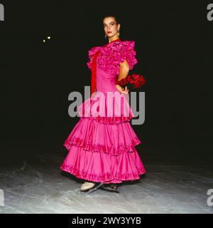 Carmen on Ice, deutscher Tanzfilm von 1990, Orchesterfassung nach der Oper Carmen von George Bizet, gedreht wurde der Eiskunstlauf-Film in der Altststadt von Sevilla, Spanien, Regie: Horant H Hohlfeld, Szene: KATARINA WITT als Carmen im Flamencokleid Stock Photo