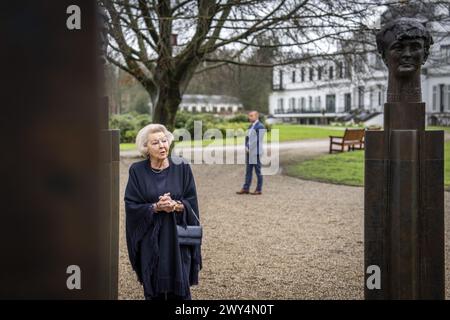 BAARN - Princess Beatrix unveils the bronze statue 'The Royal Family' in the park of Soestdijk Palace. The group portrait was made in 1996 by sculptor Arthur Spronken and consists of the portraits of Princess Beatrix, Prince Claus and their three sons. ANP JEROEN JUMELET netherlands out - belgium out Credit: ANP/Alamy Live News Stock Photo