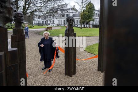 BAARN - Princess Beatrix unveils the bronze statue 'The Royal Family' in the park of Soestdijk Palace. The group portrait was made in 1996 by sculptor Arthur Spronken and consists of the portraits of Princess Beatrix, Prince Claus and their three sons. ANP JEROEN JUMELET netherlands out - belgium out Credit: ANP/Alamy Live News Stock Photo