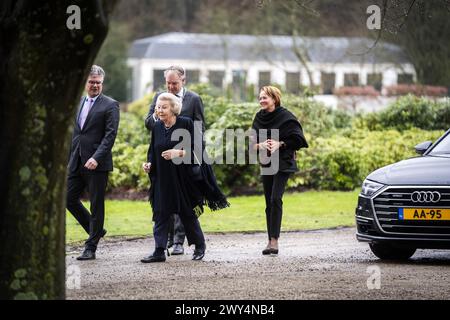 BAARN - Princess Beatrix unveils the bronze statue 'The Royal Family' in the park of Soestdijk Palace. The group portrait was made in 1996 by sculptor Arthur Spronken and consists of the portraits of Princess Beatrix, Prince Claus and their three sons. ANP JEROEN JUMELET netherlands out - belgium out Credit: ANP/Alamy Live News Stock Photo