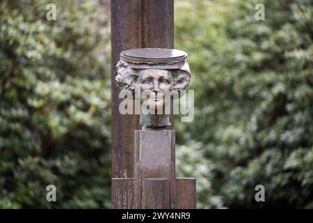 BAARN - Princess Beatrix unveils the bronze statue 'The Royal Family' in the park of Soestdijk Palace. The group portrait was made in 1996 by sculptor Arthur Spronken and consists of the portraits of Princess Beatrix, Prince Claus and their three sons. ANP JEROEN JUMELET netherlands out - belgium out Credit: ANP/Alamy Live News Stock Photo