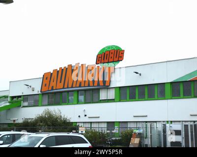 03 April 2024, North RhineWestphalia, Brühl Globus Baumarkt logo and