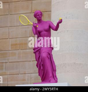 VENUS DE MILO SCULPTURES EMBODYING THE OLYMPIC SPIRIT ADORN PARIS Stock Photo