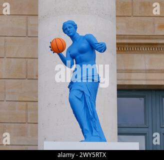 VENUS DE MILO SCULPTURES EMBODYING THE OLYMPIC SPIRIT ADORN PARIS Stock Photo