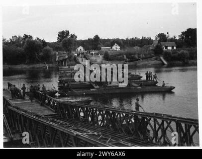 BUILDING A CLASS 40 FLOATING BAILEY BRIDGE OVER THE SEINE - Ready to join up the last sections. , British Army, 21st Army Group Stock Photo