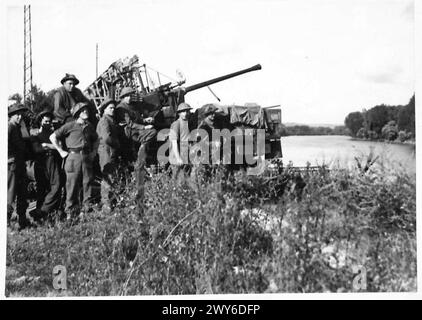 BUILDING A CLASS 40 FLOATING BAILEY BRIDGE OVER THE SEINE - An SP Bofor gun is ready to defend as the work of bridging goes ahead. Changing over crews on the 'Elmstead of Kent'. Most of the 119 LAA Regt. come from Kent. , British Army, 21st Army Group Stock Photo