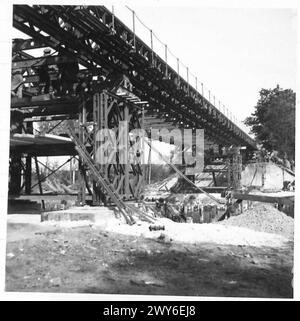 BRIDGING: 49 DIV. 1ST. CORPS B.L.A. - View of bridge, on wood packing, all set for jacking down. , British Army, 21st Army Group Stock Photo