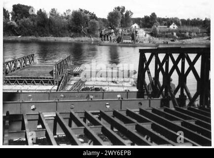 BUILDING A CLASS 40 FLOATING BAILEY BRIDGE OVER THE SEINE - Landing bays on each side of the river. , British Army, 21st Army Group Stock Photo