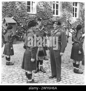 K.O.S.B's PIPE BAND BEATS RETREAT AT C-IN-C's H.Q. - Field Marshal Montgomery inspecting the Pipe Band. , British Army, 21st Army Group Stock Photo