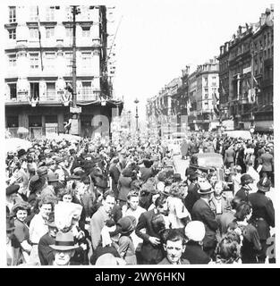 PEACE CELEBRATIONS IN BRUSSELS - Crowds seen in front of the Bourse. , British Army, 21st Army Group Stock Photo