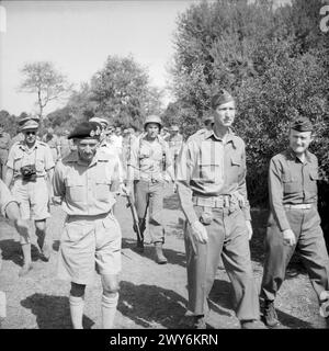 THE ALLIED LANDINGS IN ITALY, SEPTEMBER 1943: REGGIO, TARANTO AND SALERNO - Personalities: General Montgomery and General Mark Clark tour Allied positions at Salerno. , Clark, Mark Wayne, Montgomery, Bernard Law Stock Photo