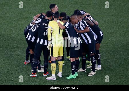 3rd April 2024, Rio de Janeiro, Brazil. Players of Botafogo, huddle before the match Botafogo and Junior Barranquilla, Group D Copa Libertadores 2024, at the Estádio Nilton Santos Stock Photo