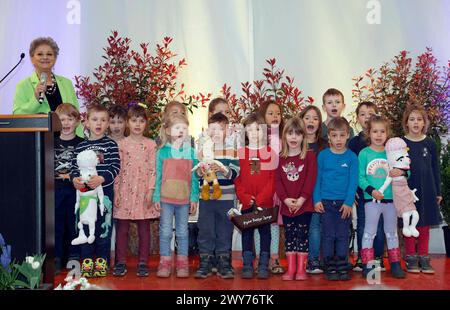 Dagmar Frederic singt mit dem Kinderchor der Kita Sonnenschein bei der Eroeffnung der Beelitzer Spargelsaison 2024 auf dem Winkelmann Spargel- und Erlebnishof in Klaistow. *** Dagmar Frederic sings with the childrens choir from Kita Sonnenschein at the opening of the 2024 Beelitz asparagus season at Winkelmann Spargel und Erlebnishof in Klaistow Stock Photo