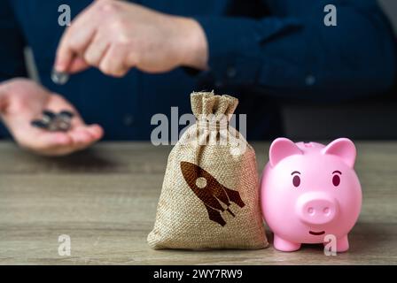 Raise money for a startup. Save up for an idea. Find investments. Encourage action. Inspire to buy. Invest in the successful launch of a startup. Pate Stock Photo