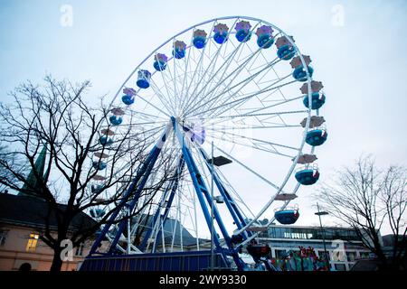 Oldenburg, Germany. 05th Apr, 2024. Gondolas hang from a Ferris wheel on the Schlossplatz at the 'OsterLand' Easter market. Credit: Hauke-Christian Dittrich/dpa/Alamy Live News Stock Photo