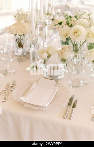 Refined wedding table setting in all white Stock Photo