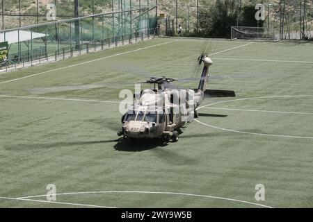 Jerusalem, Israel. 5th Apr, 2024. IDF Injured from the battlefield are medically evacuated to the Shaare Zedek Medical Center in Jerusalem by the 669th Special Rescue Tactical Unit. Israel has been engaged in a war with Hamas following massive rocket fire from the Gaza Strip into Israel on 7th October, 2023, infiltration of gunmen into Israeli territory, massacre of 1,400 civilian women and children in their homes and hostage taking of some 240 civilians, including babies and children, and soldiers. Credit: Nir Alon/Alamy Live News Stock Photo