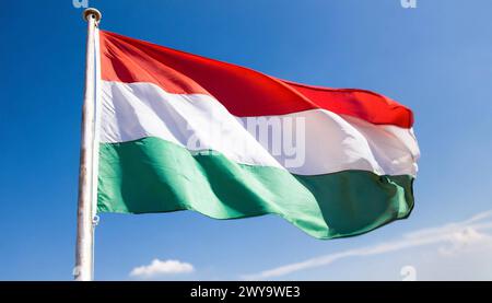 Fahnen, die Nationalfahne von Ungarn, flattert im Wind Stock Photo