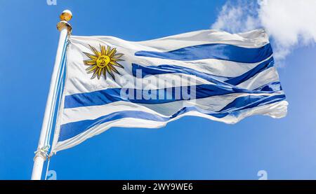 Fahnen, die Nationalfahne von Uruguay, flattert im Wind Stock Photo