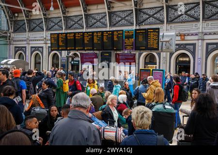 London, UK. 5th Apr, 2024. Disruption at Paddington due to Industrial action as members of Aslef at Avanti West Coast, CrossCountry, East Midlands Railway, West Midlands Railway and London Northwestern will walk out, mounting picket lines outside stations There is further disruption due to a derailed train between Reading and London Paddington and some lines are blocked. Industrial action by some train operating companies means that many people trying to get away for their Easter holidays will be affected. There are no GWR trains from Paddington on April 6th.Credit: Mark Thomas/Alamy Live News Stock Photo