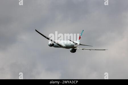 Eine Boeing 777-333ER von Air Canada startet vom Flughafen Zürich. Registration C-FIVQ. (Zürich, Schweiz, 01.07.2023) Stock Photo