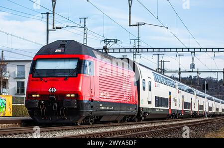 Ein SBB IC2000 fährt durch den Bahnhof von Bassersdorf. Er wird von einer Lok 2000 gezogen. (Bassersdorf, Schweiz, 04.02.2024) Stock Photo