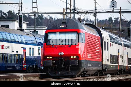 Ein SBB IC2000 fährt durch den Bahnhof von Bassersdorf. Er wird von einer Lok 2000 gezogen. (Bassersdorf, Schweiz, 04.02.2024) Stock Photo