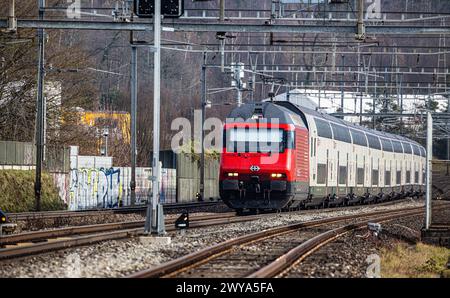 Ein SBB IC2000 fährt durch den Bahnhof von Bassersdorf. Er wird von einer Lok 2000 gezogen. (Bassersdorf, Schweiz, 04.02.2024) Stock Photo