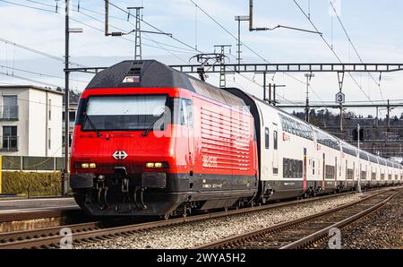 Ein SBB IC2000 fährt durch den Bahnhof von Bassersdorf. Er wird von einer Lok 2000 gezogen. (Bassersdorf, Schweiz, 04.02.2024) Stock Photo