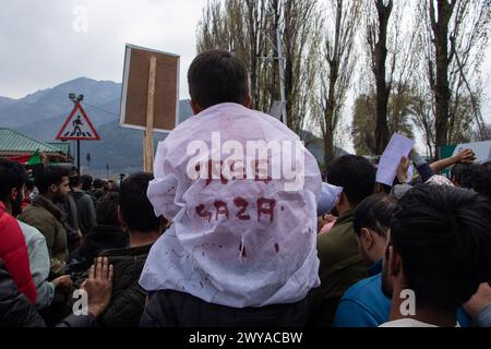 Srinagar, Jammu And Kashmir, India. 5th Apr, 2024. A Kashmiri Shia Muslim boy is seen wearing a bloody shroud as people participate in support of Gaza and Palestine during a demonstration on Al-Quds Day in Srinagar. Al-Quds Day is a day of remembrance for the Palestinian people, celebrated every year on the last Friday of the Muslim fasting month of Ramadan. It was initiated by Ayatollah Ruhollah Khomeini, the leader of the Iranian Revolution and founder of the Islamic Republic of Iran. (Credit Image: © Adil Abass/ZUMA Press Wire) EDITORIAL USAGE ONLY! Not for Commercial USAGE! Stock Photo