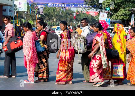 India, Kolkata, Howrah station colourful street scene Stock Photo