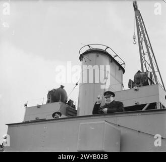 MR WINSTON CHURCHILL AND SIR STAFFORD CRIPPS VISIT THE HOME FLEET AT SCAPA FLOW. 9-11 OCTOBER 1942. - The Prime Minister giving the Victory sign. , Stock Photo