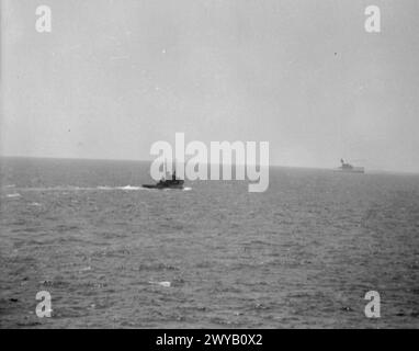 OPERATION PEDESTAL, AUGUST 1942 - 11 August: The loss of HMS EAGLE and the first air attacks: The salvage tug JAUNTY heads toward the sinking HMS EAGLE. , Royal Navy, EAGLE (HMS) Stock Photo