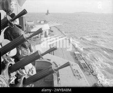 GUNNERY SCENES ON BOARD THE BATTLESHIP HMS RODNEY. OCTOBER 1940, AT SEA. - Guns trained out ready for firing. , Stock Photo