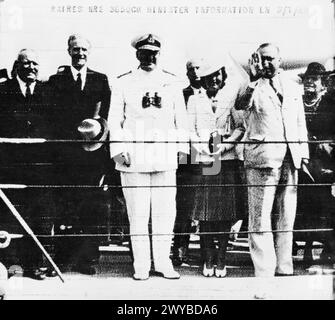 REAR ADMIRAL SIR HENRY HARWOOD RECEIVED IN MONTEVIDEO. 3 JANUARY 1940, MONTEVIDEO, URUGUAY. ADMIRAL HARWOOD ARRIVED IN THE CRUISER HMS AJAX AFTER THE BATTLE OF THE RIVER PLATE AND THE SCUTTLING OF THE GERMAN BATTLESHIP ADMIRALE GRAF SPEE. (RADIO PHOTOGRAPH?) - Rear Admiral Sir Henry Harwood (centre) with the British Minister to Uruguay, Mr E Millington-Drake (left), and other officials, greet the crowds at Montevideo. , Stock Photo