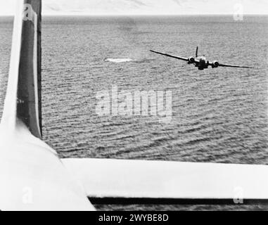 ROYAL AIR FORCE OPERATIONS IN THE MIDDLE EAST AND NORTH AFRICA, 1939-1943. - Still from film shot by the RAF Film Production Unit showing a practice torpedo drop in the Gulf of Suez by Vickers Wellington Mark IC, AD597 'N', of No. 38 Squadron RAF based at Shallufa, Egypt, (3): the aircraft begins to bank away after delivering the torpedo. , Royal Air Force, 38 Squadron Stock Photo