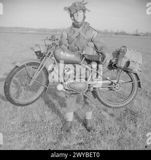 THE BRITISH ARMY IN THE UNITED KINGDOM 1939-45 - An airborne soldier lifts a lightweight motorcycle, 22 April 1944. , Stock Photo