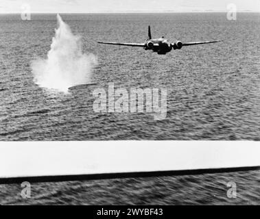 ROYAL AIR FORCE OPERATIONS IN THE MIDDLE EAST AND NORTH AFRICA, 1939-1943. - Still from film shot by the RAF Film Production Unit showing a practice torpedo drop in the Gulf of Suez by Vickers Wellington Mark IC, AD597 'N', of No. 38 Squadron RAF based at Shallufa, Egypt, (2): the torpedo hits the water as the aircraft continues flying straight and level. , Royal Air Force, 38 Squadron Stock Photo