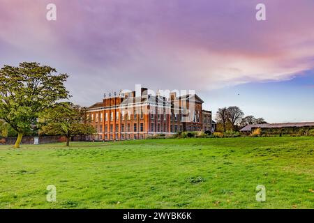 Kensington Palace is a royal residence set in Kensington Gardens, in the Royal Borough of Kensington and Chelsea in London, England. Stock Photo