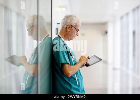 surgeon with tablet in the operating room hallway, Onkologikoa Hospital, Oncology Institute, Case Center for prevention, diagnosis and treatment of cancer, Donostia, San Sebastian, Gipuzkoa, Basque Country, Spain. Stock Photo