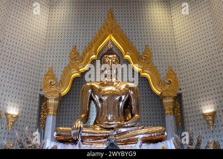 Solid gold Buddha statue in Wat Traimit (Temple of the Golden Buddha). It is 3 meters (nearly 10 feet) tall and weighs 5.5 tons. Stock Photo