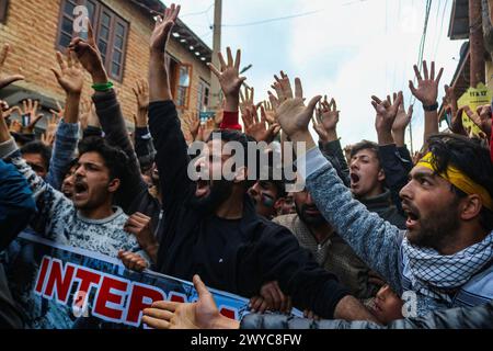 Srinagar, India. 05th Apr, 2024. A Kashmiri Muslim girl holds posters ...