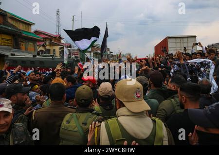 Srinagar, India. 05th Apr, 2024. Kashmiri Muslim men wave Palestinian ...