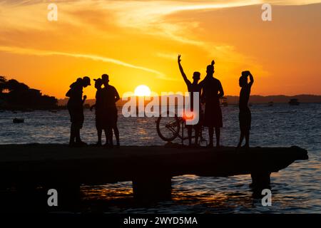 Salvador, Bahia, Brazil - March 09, 2019: Young people, in silhouette, are seen together, enjoying the sunset from the top of the Crush bridge in the Stock Photo