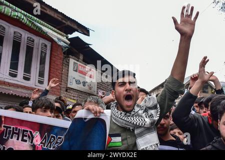 Srinagar, India. 05th Apr, 2024. A Kashmiri Muslim girl holds posters ...