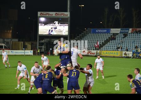 Zebra Parma win a line-out against Leinster in the URC in March 2023 Stock Photo