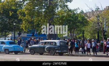 Crowd of Cuban people waiting for transportation in Havana, Cuba Stock Photo