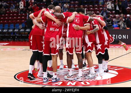 Milan, Italy. 05th Apr, 2024. Italy, Milan, apr 05 2024: team of Armani Milan enter in the court for warm up during basketball game EA7 Emporio Armani Milan vs Virtus Segafredo Bologna, EuroLeague 2023-24 round 33EA7 Emporio Armani Milan vs Virtus Segafredo Bologna, EuroLeague 2023/2024 Round 33 at Mediolanum Forum (Photo by Fabrizio Andrea Bertani/Pacific Press) Credit: Pacific Press Media Production Corp./Alamy Live News Stock Photo