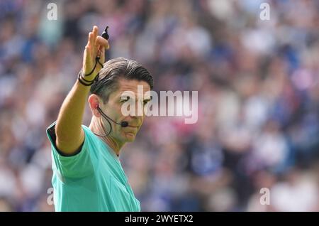 Hamburg, Germany. 06th Apr, 2024. Soccer: Bundesliga 2, Matchday 28, Hamburger SV - 1. FC Kaiserslautern, at the Volksparkstadion. Referee Deniz Aytekin in action. Credit: Marcus Brandt/dpa - IMPORTANT NOTE: In accordance with the regulations of the DFL German Football League and the DFB German Football Association, it is prohibited to utilize or have utilized photographs taken in the stadium and/or of the match in the form of sequential images and/or video-like photo series./dpa/Alamy Live News Stock Photo